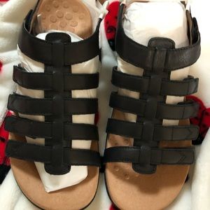 Black vionic 🩴 sandals for the summer